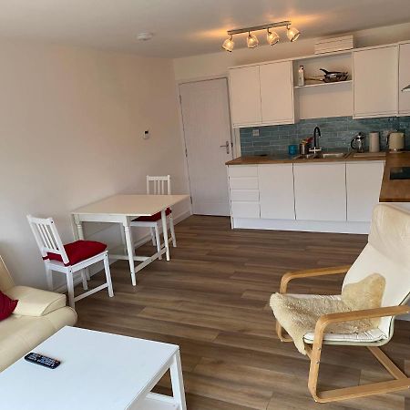 Adorable One-Bedroom Flat With Patio Garden. Southwick  Экстерьер фото