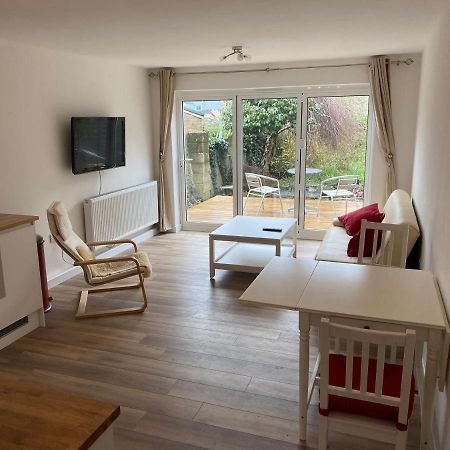 Adorable One-Bedroom Flat With Patio Garden. Southwick  Экстерьер фото