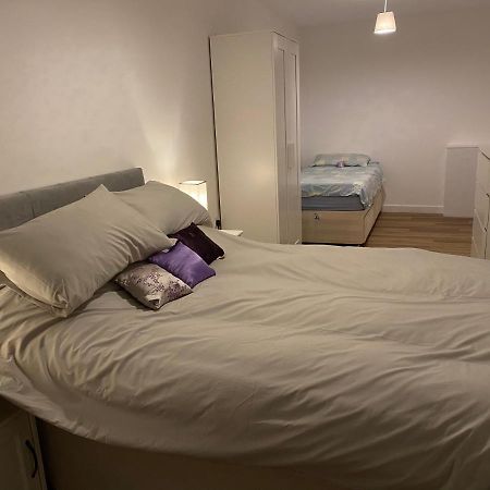 Adorable One-Bedroom Flat With Patio Garden. Southwick  Экстерьер фото