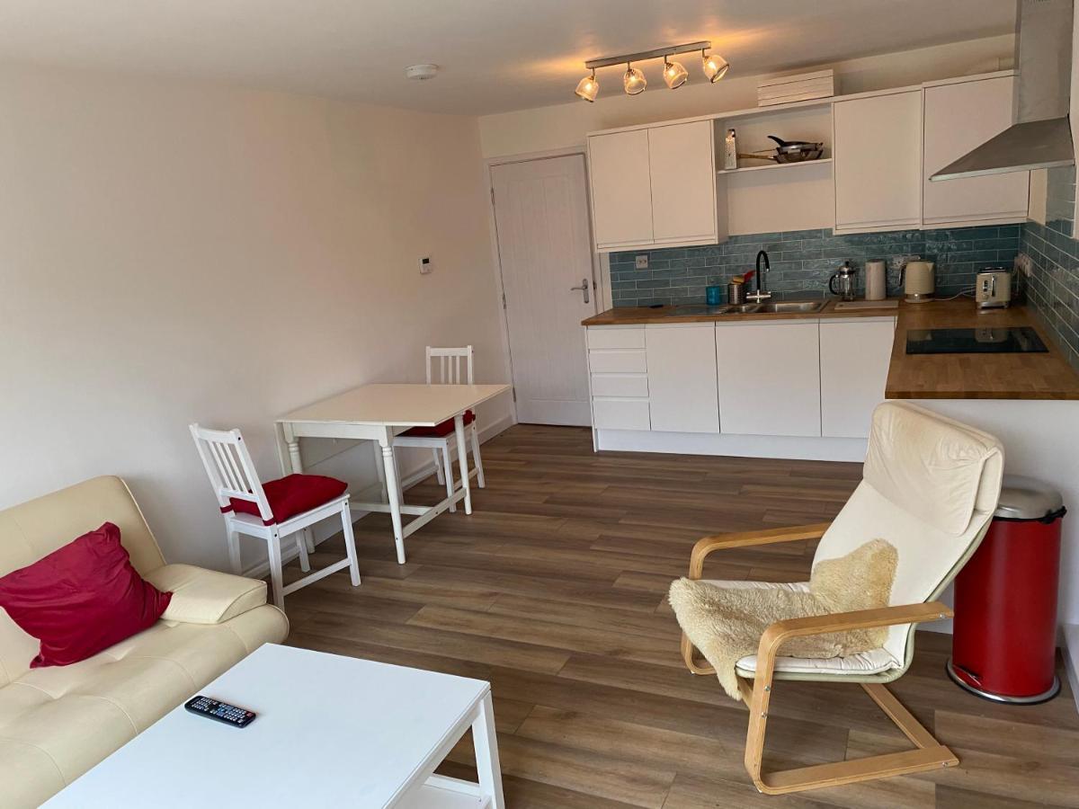 Adorable One-Bedroom Flat With Patio Garden. Southwick  Экстерьер фото