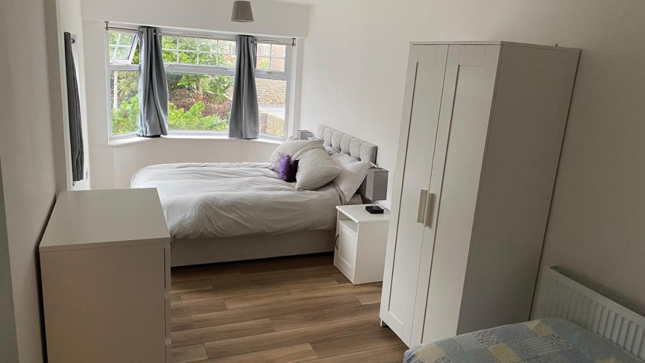 Adorable One-Bedroom Flat With Patio Garden. Southwick  Экстерьер фото