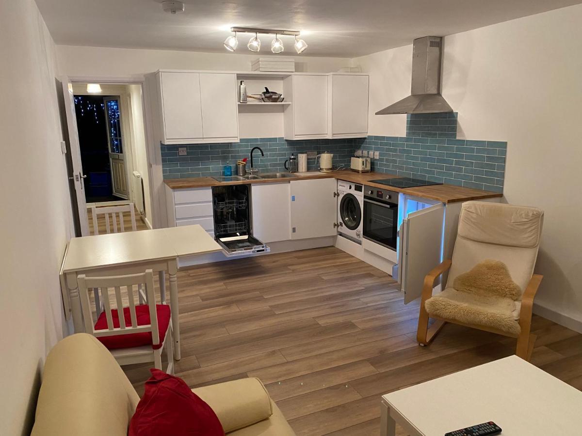 Adorable One-Bedroom Flat With Patio Garden. Southwick  Экстерьер фото