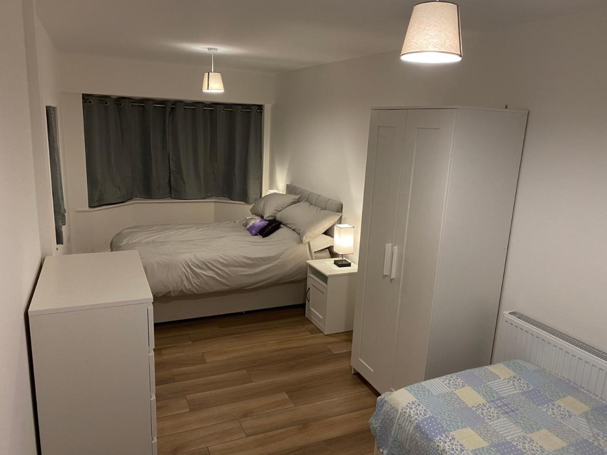 Adorable One-Bedroom Flat With Patio Garden. Southwick  Экстерьер фото