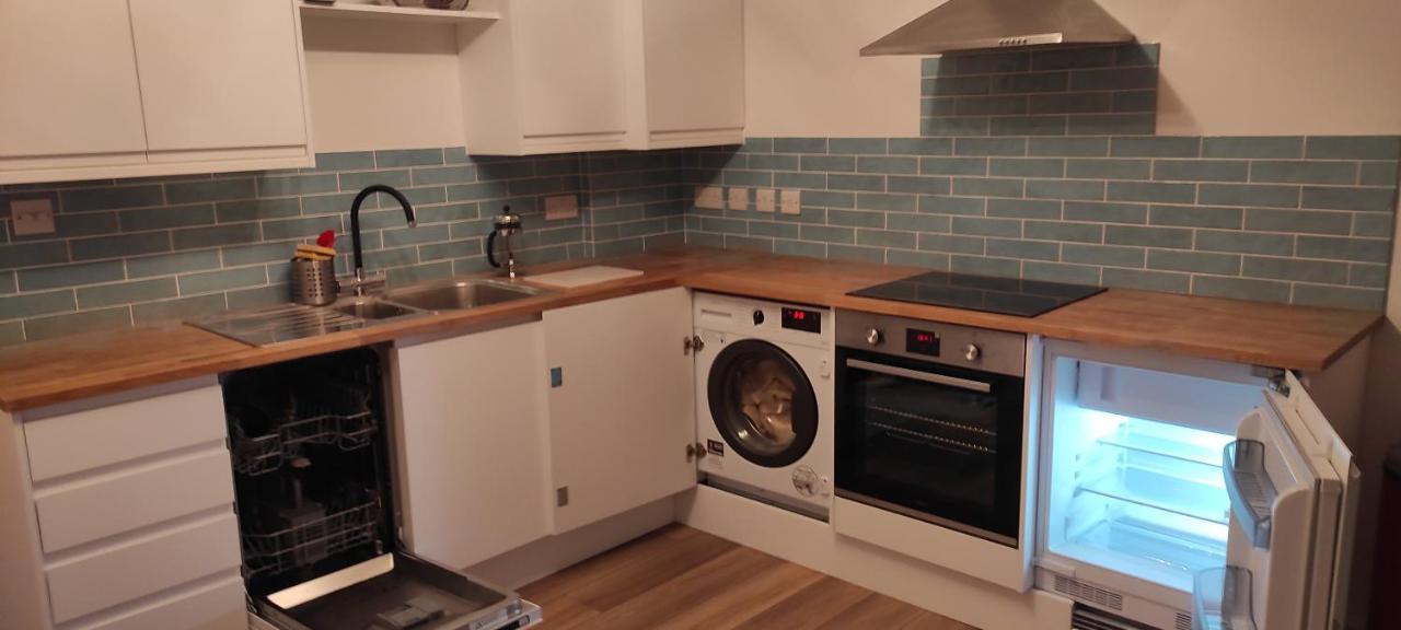 Adorable One-Bedroom Flat With Patio Garden. Southwick  Экстерьер фото