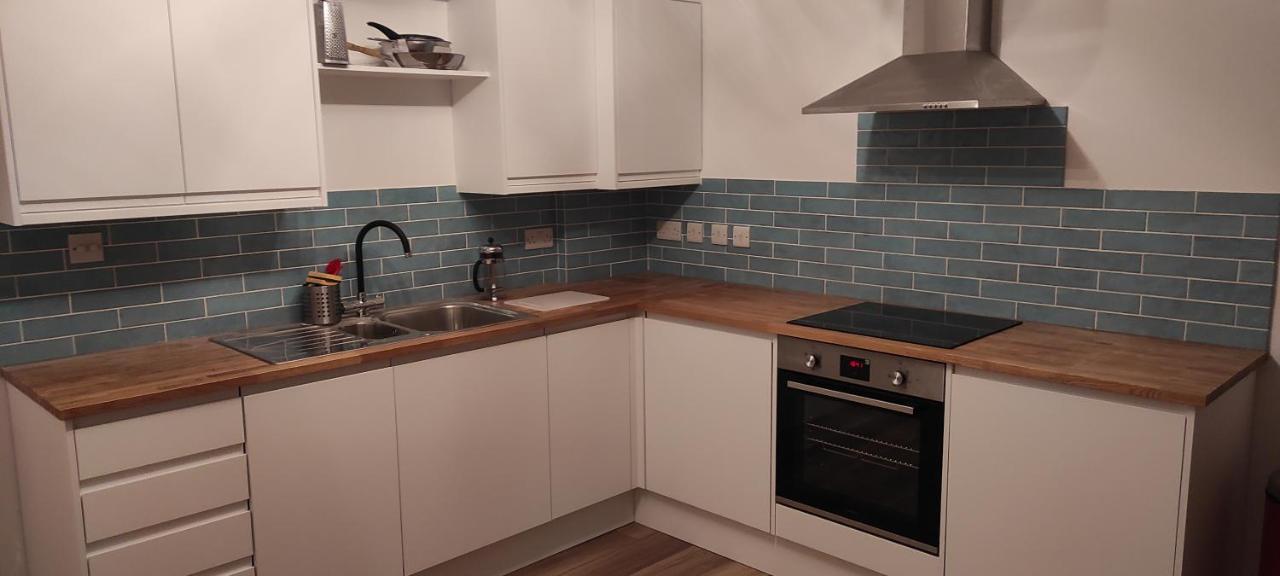 Adorable One-Bedroom Flat With Patio Garden. Southwick  Экстерьер фото