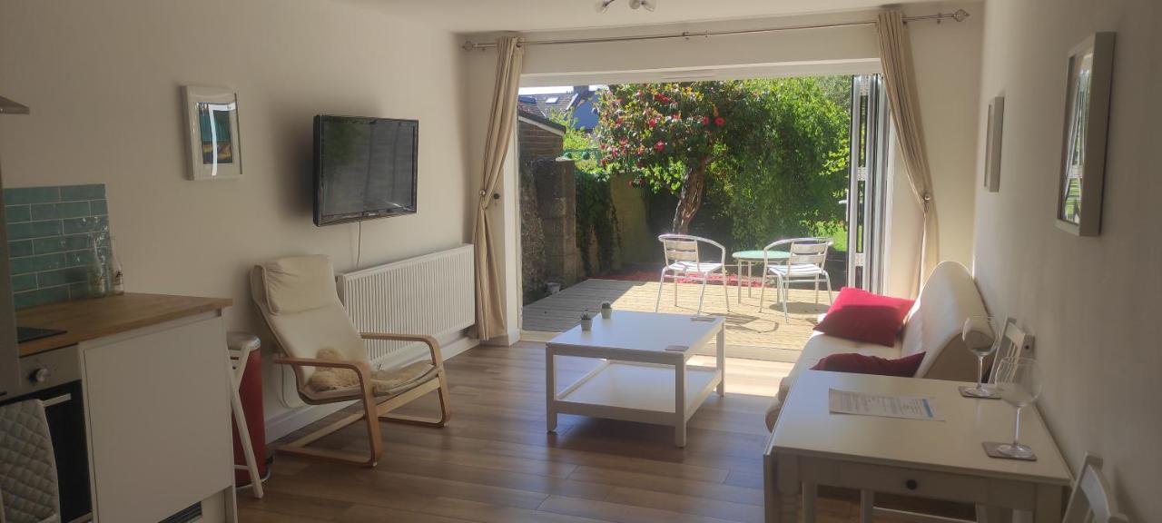 Adorable One-Bedroom Flat With Patio Garden. Southwick  Экстерьер фото