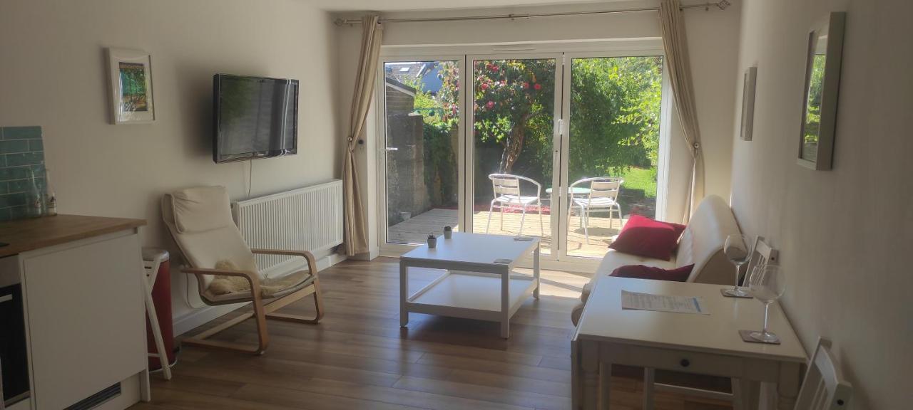 Adorable One-Bedroom Flat With Patio Garden. Southwick  Экстерьер фото